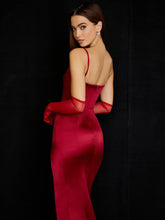 Figurbetontes Kleid mit Spaghettiträgern und Schlitz